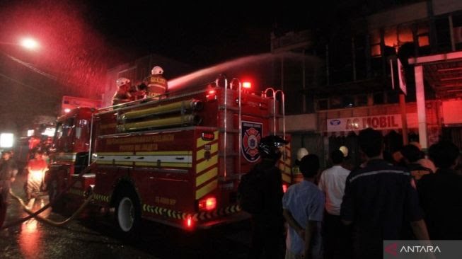 19103-ilustrasi-pemadam-ilustrasi-petugas-kebakaran-mobil-pemadam-kebakaran