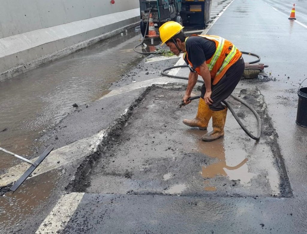 Gambar 2. Proses penutupan lubang di sepanjang jalan tol Tangerang-Merak